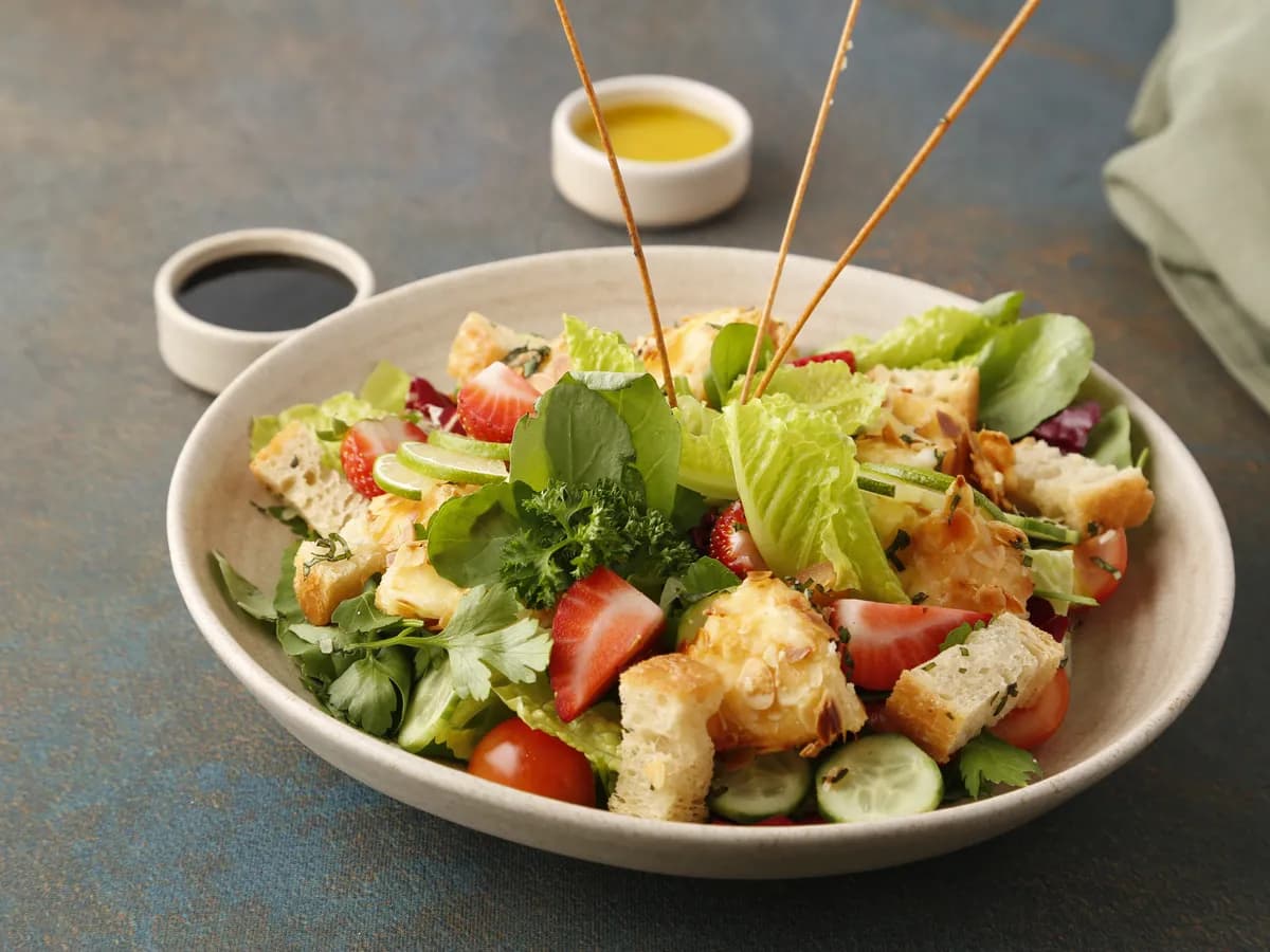 Bademli Kızarmış Mozzarellalı Salata