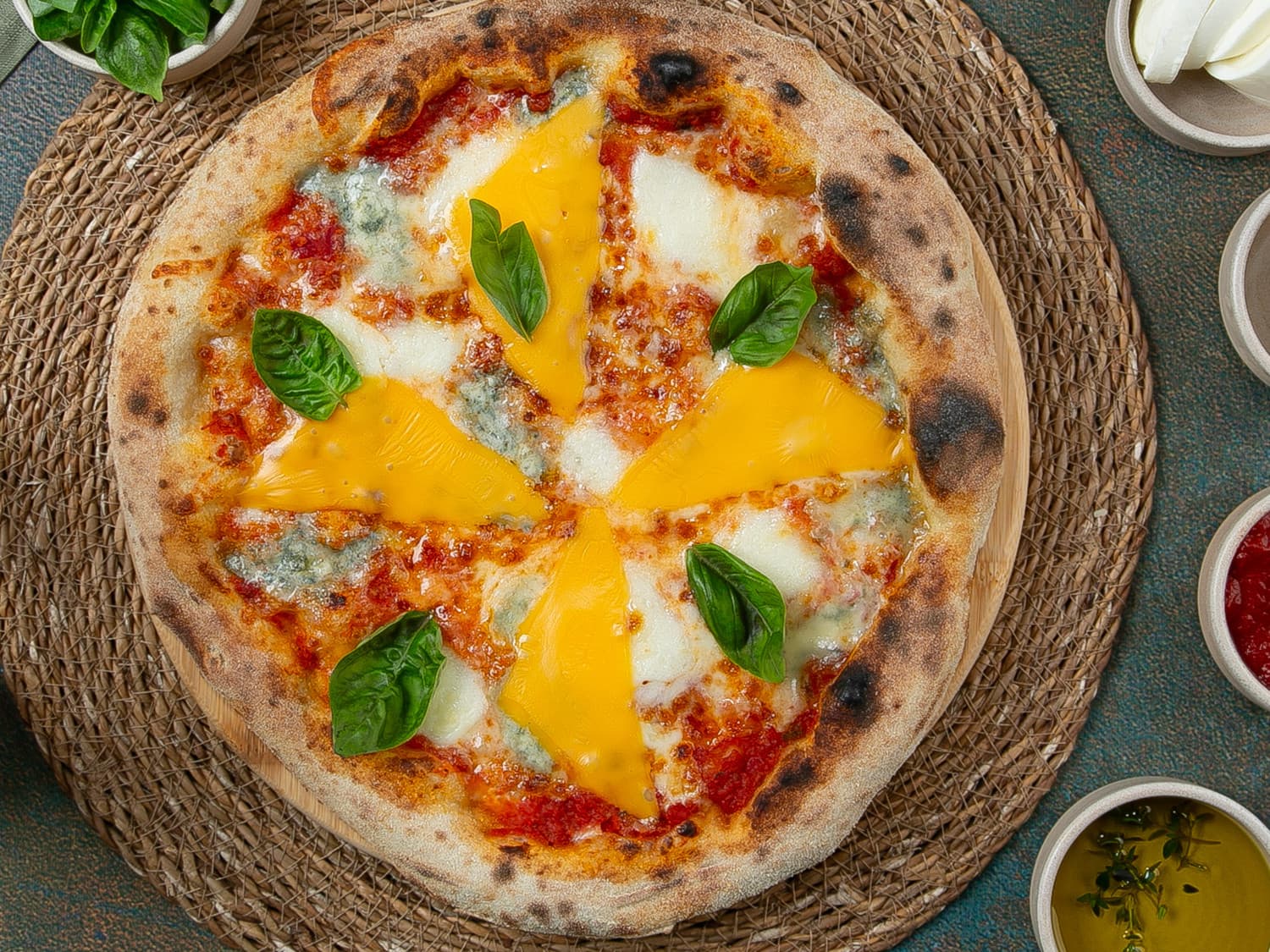 Domatesli ve Pesto Soslu Pizza