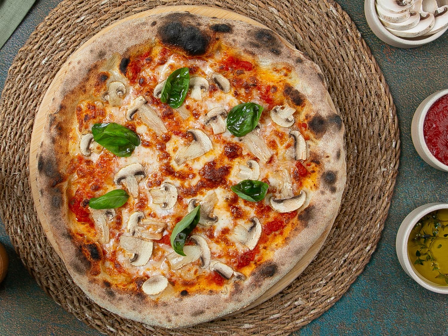 Mozzarella Peynirli Mantarlı Pizza