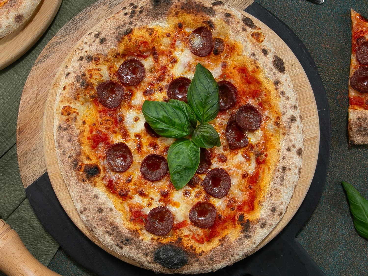 Mozzarella Peynirli ve Pepperoni Pizza