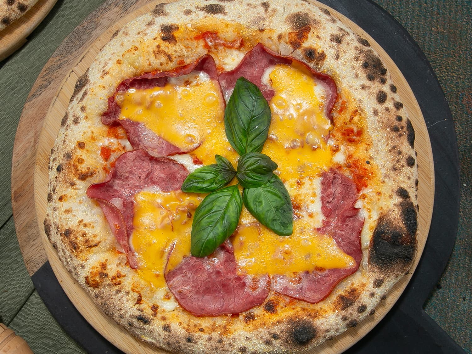 Rozbeef ve Cheddarlı Pizza