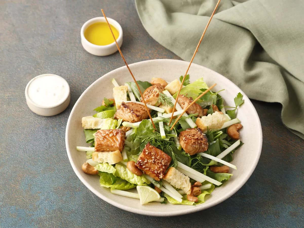 Yeşil Elmalı Kızarmış Somon Salata